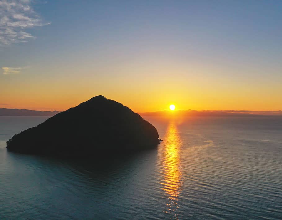 夕日を望むビーチをはじめ、見どころ沢山